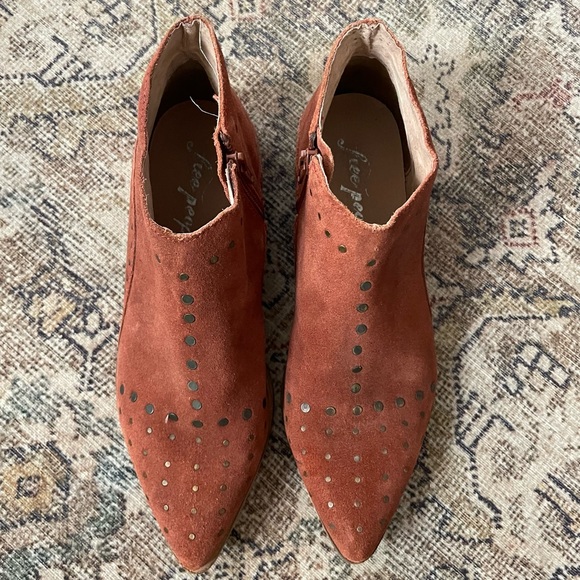FREE PEOPLE Aquarian Rust Suede Ankle Boots Sz. 38 - Picture 1 of 12